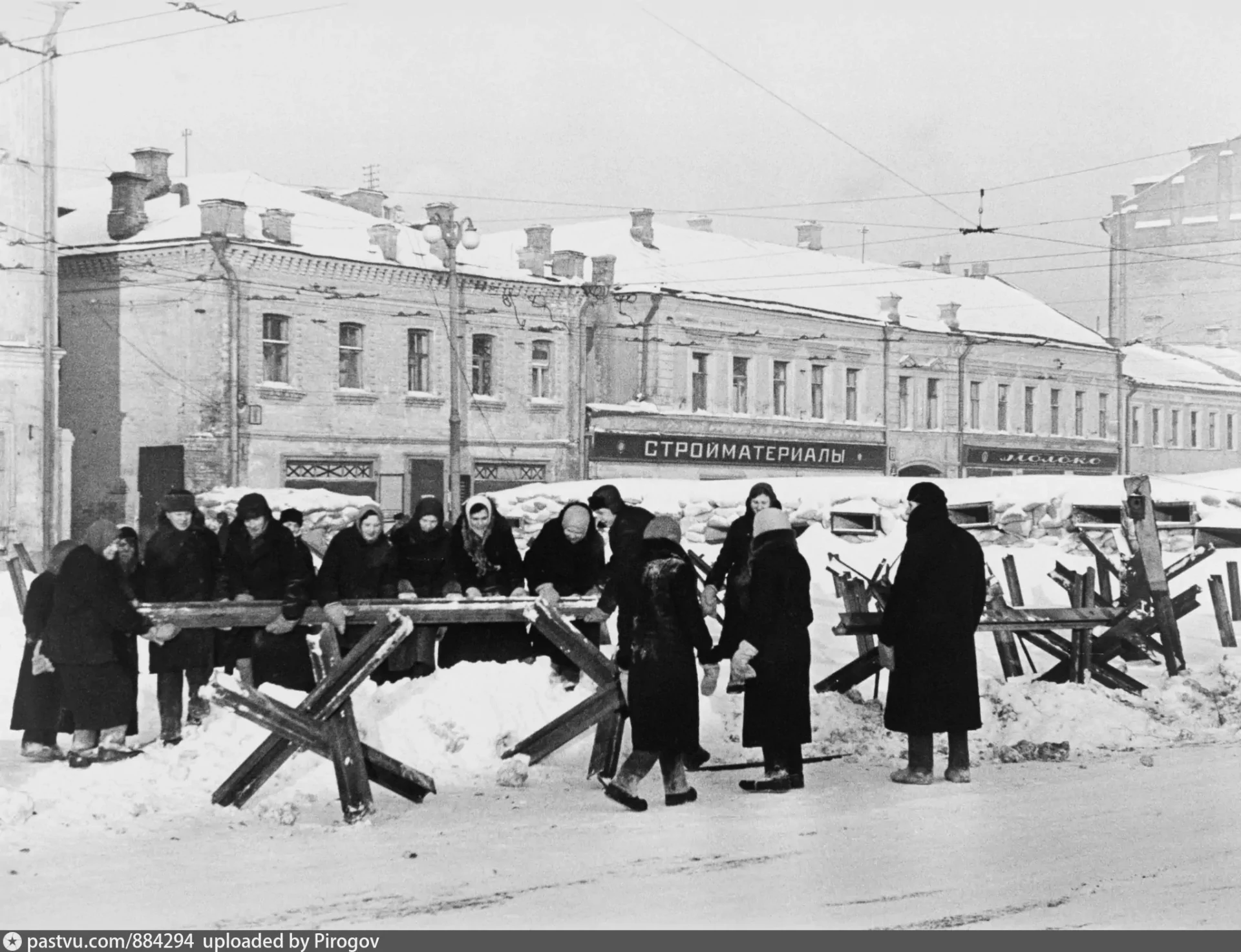 и. А рядом с ним, свернувшись в клубок, тесно прижавшись телом к телу, лежал кот Максим.