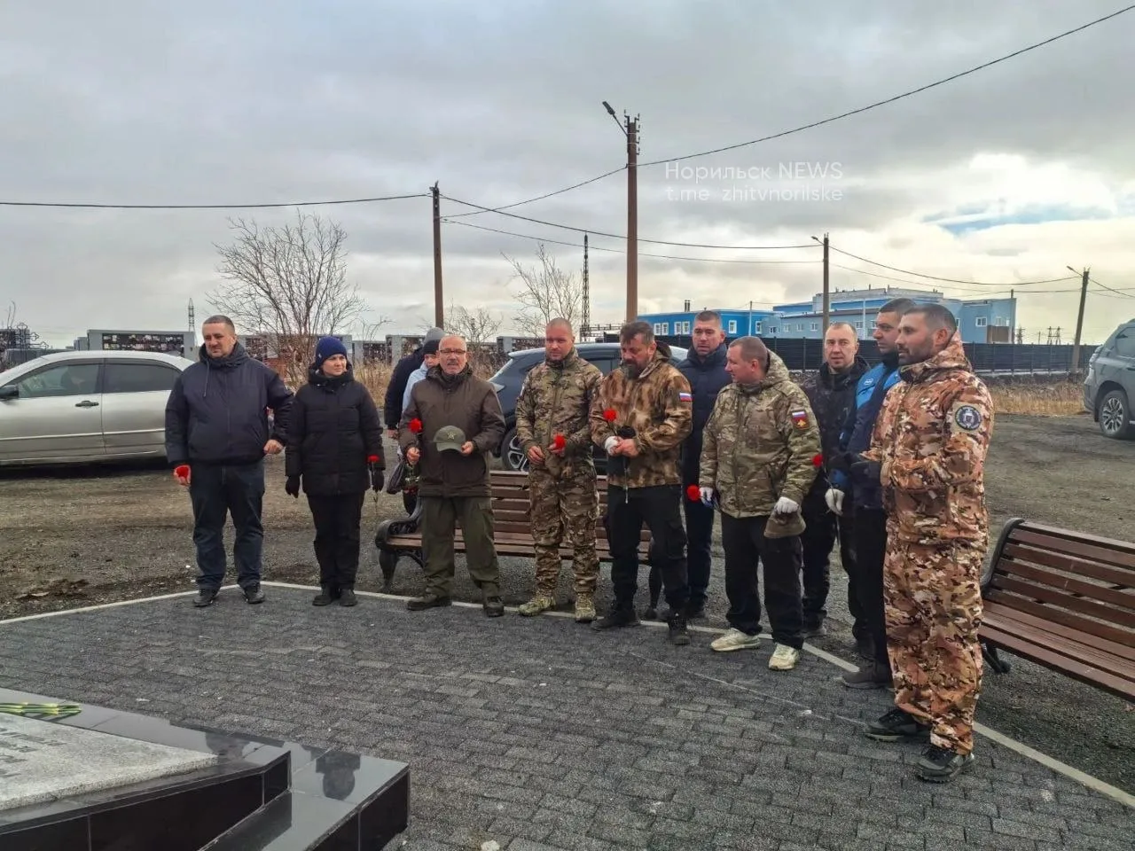 На городском кладбище Норильска 3 октября прошла акция по благоустройству могил участни...