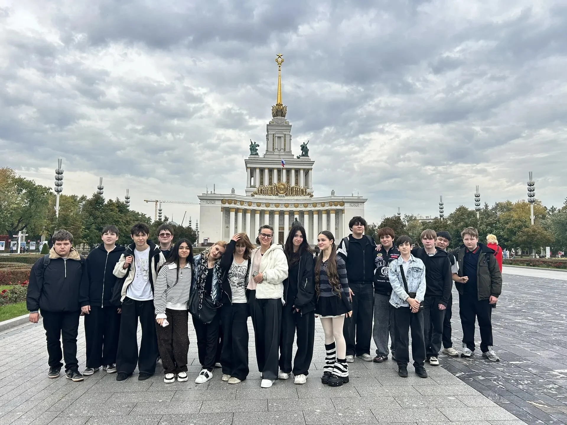 🎉🎭 Ученики 8 «Э» и 8 «С» побывали на выставке «Искусство сцены. Академическая живопис...