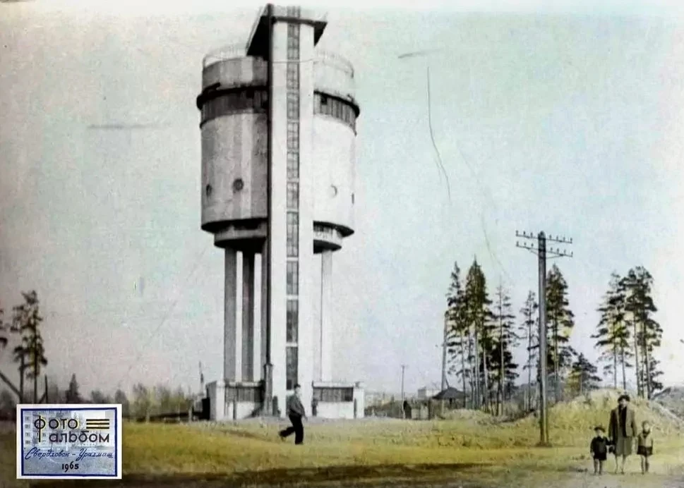 Белая башня на фотоальбоме 1965 года.