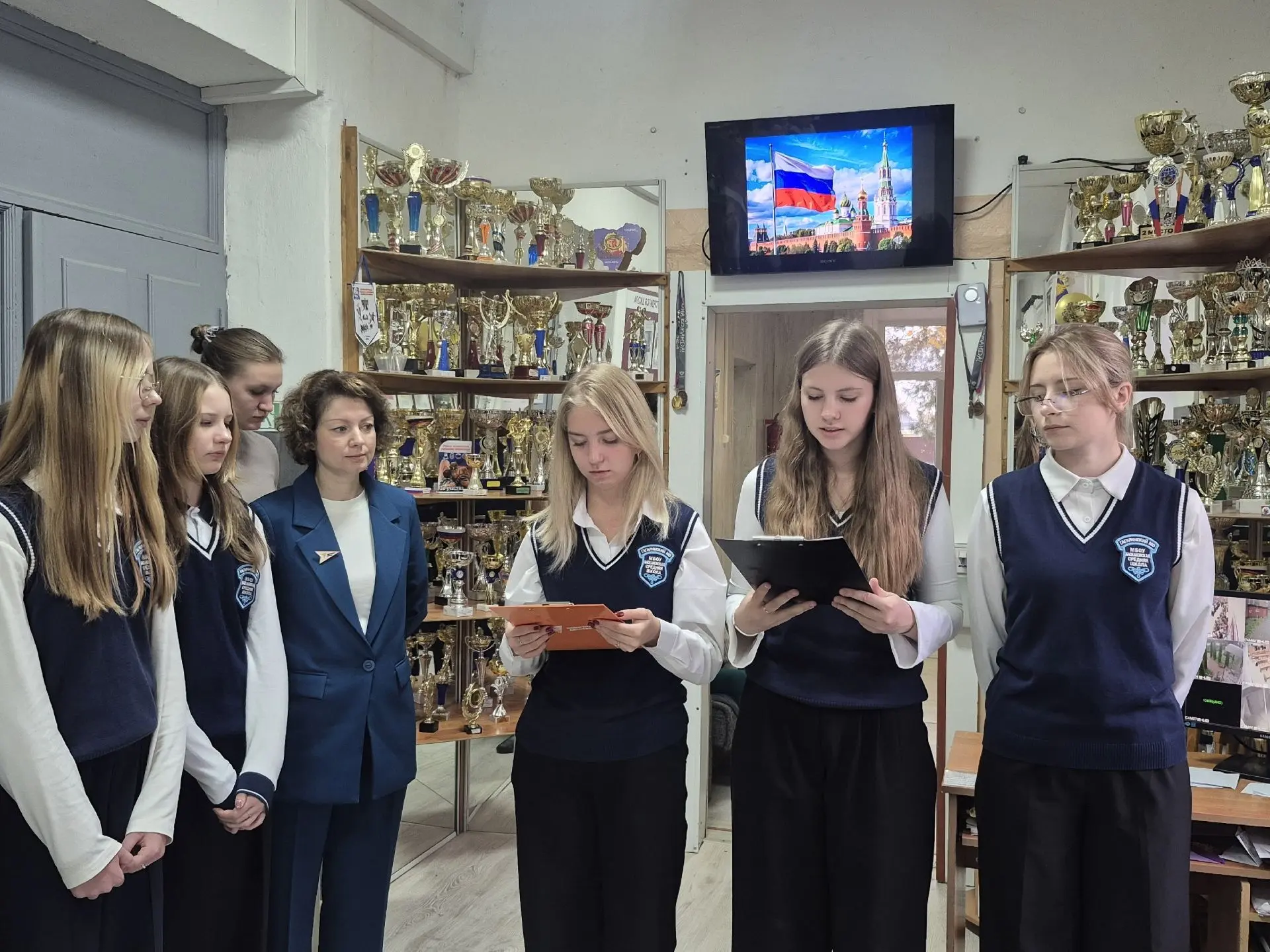🔍Новая учебная неделя началась с торжественной линейки.