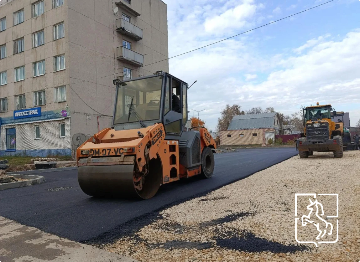 Идет процесс укладки асфальта в общественно-деловой зоне площади Октябрьской революции