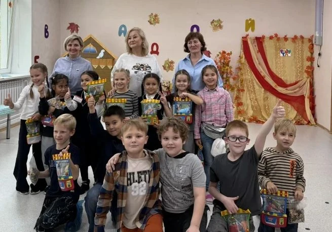 Сегодня к нам в гости заглянули выпускники нашего детского сада — уже спустя месяц учёб...