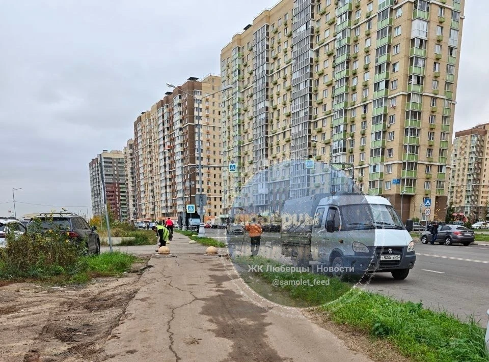 На тротуаре улицы Вертолетная ставят полусферы.