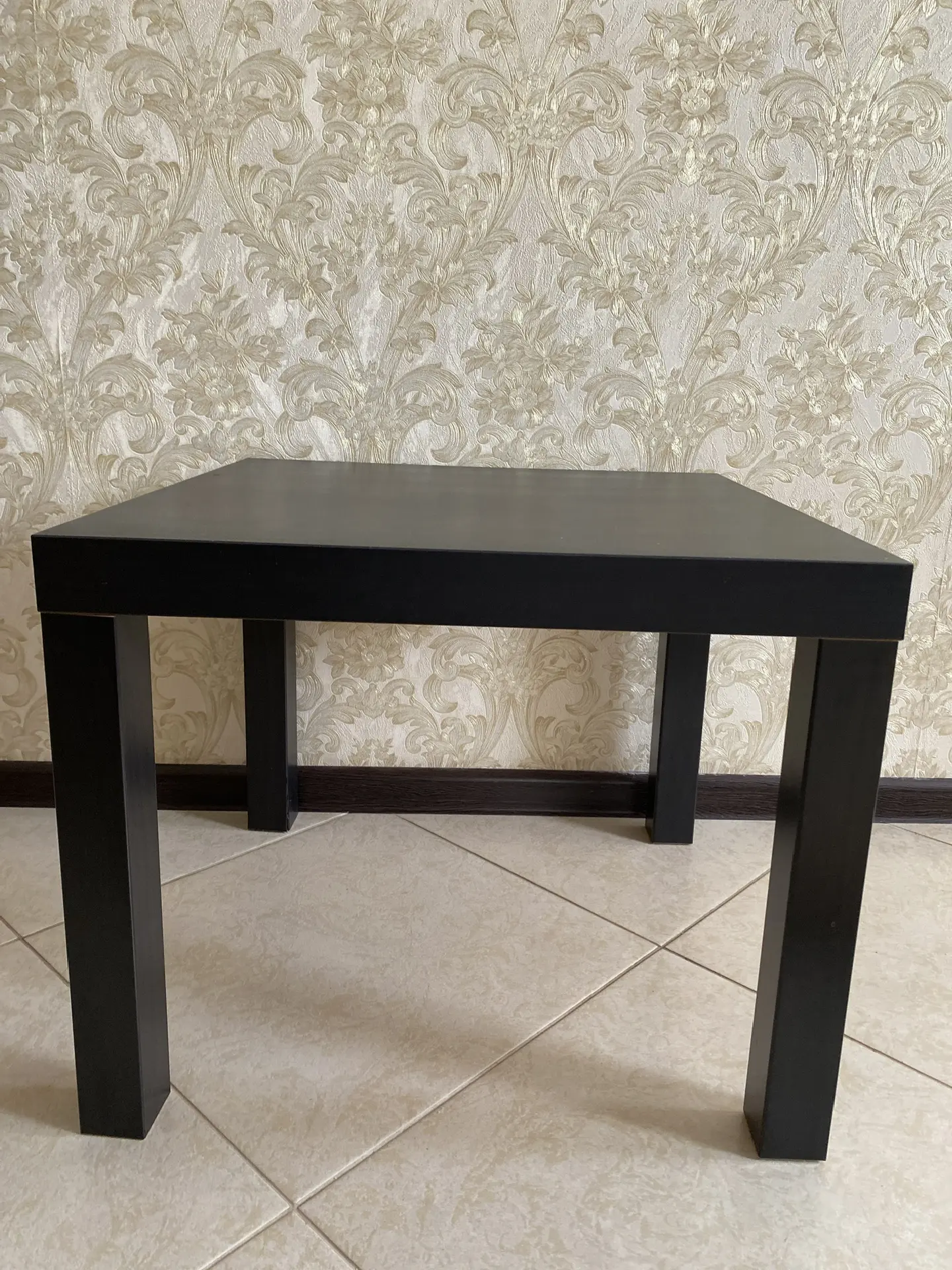 Продам столик IKEA, в отличном состоянии, размер 55/55/45. Цена 1500 рублей. Самовывоз....