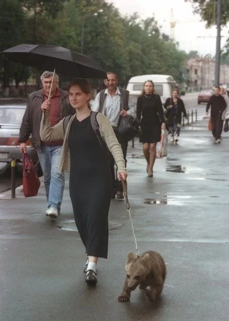 Девушка с "домашним" питомцем на прогулке в Москве, 1998 год.