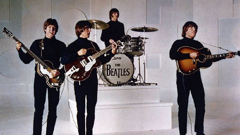 Легендарная рок-группа "The Beatles" распалась после убийства Джона Леннона.