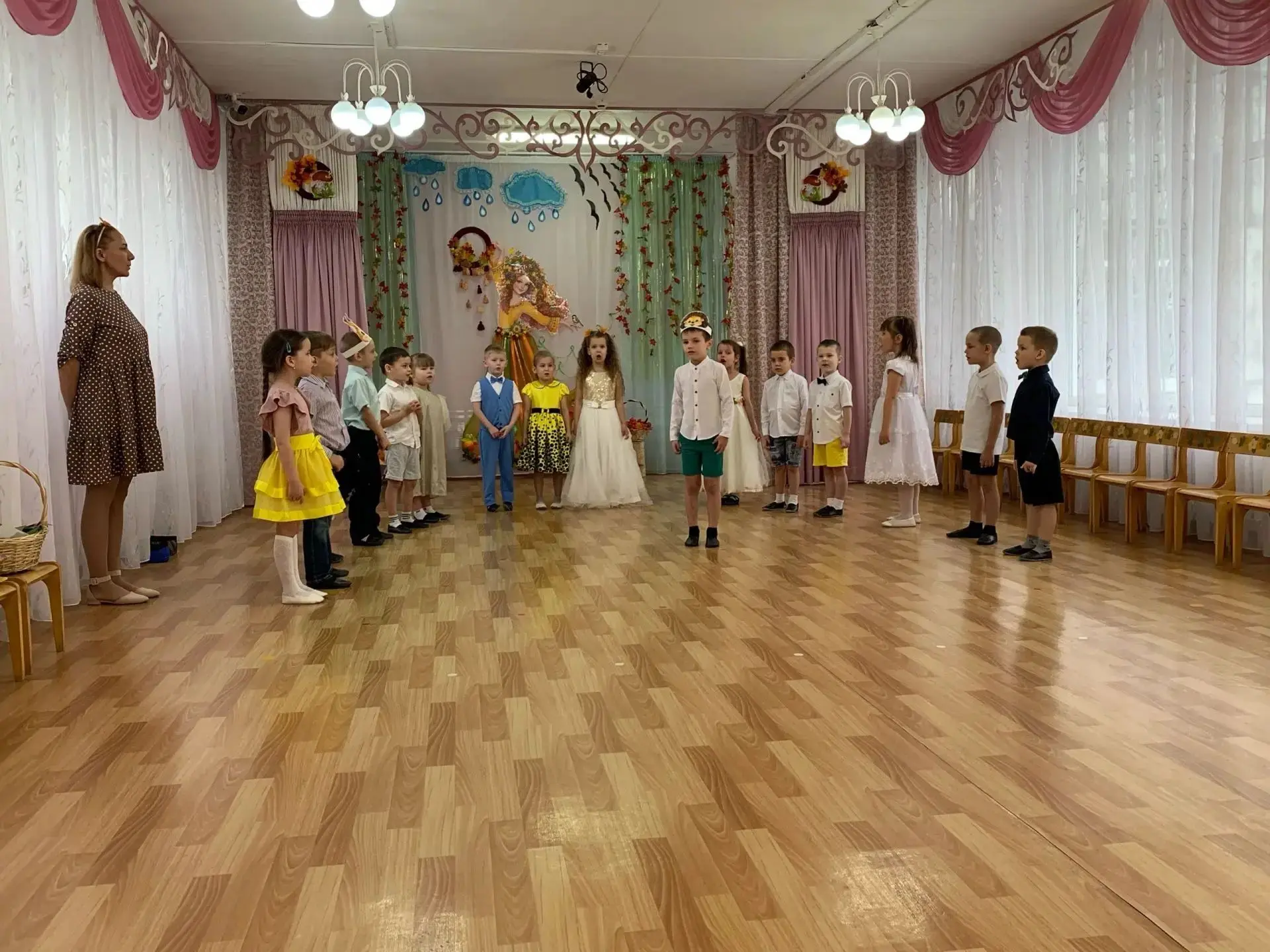 В группе "Ягодка" прошел праздник Осени. Все ребята пришли с хорошим настроением, были ...