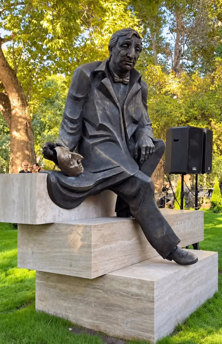 Памятник Фрунзику Мкртчяну в Ереване.