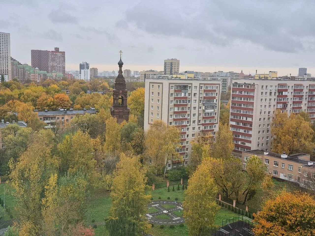 Дождливая погода, многоэтажки и часовня Казанского монастыря. Красивое сочетание)