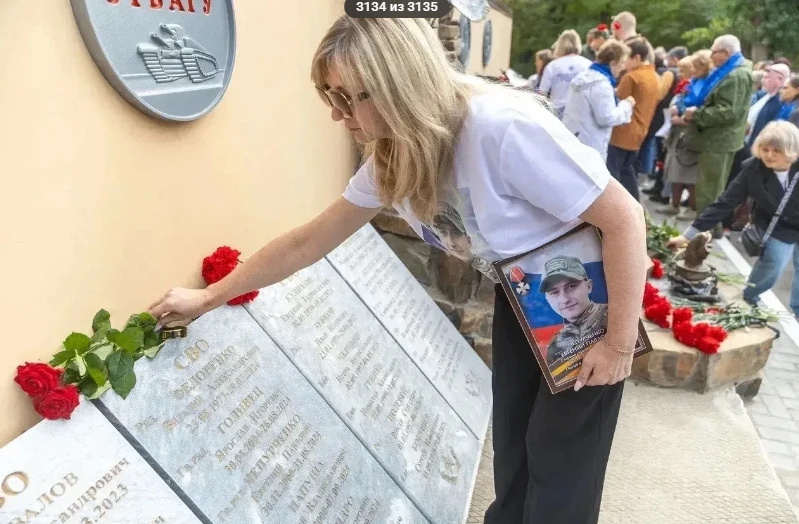В Таганроге открыли мемориальные плиты у памятника «Журавли» в честь погибших героев СВО
