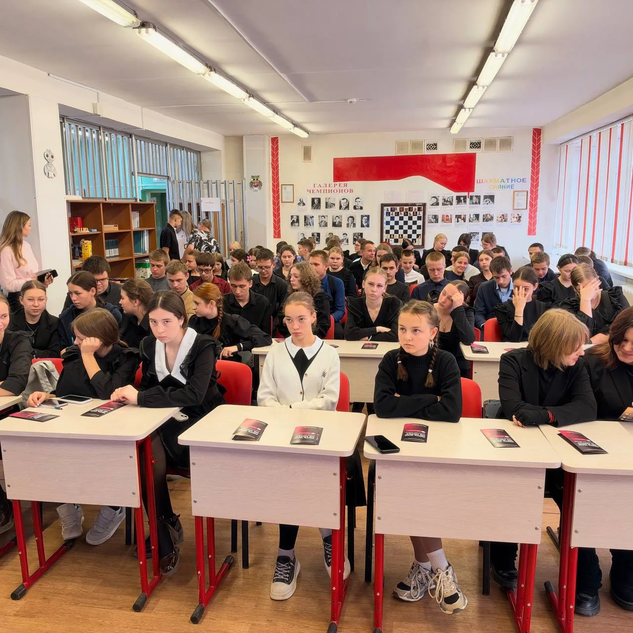 🎉 «Классные встречи»: в МБОУ СОШ п. Берёзовый поговорили о возможностях для молодёжи! 🎉