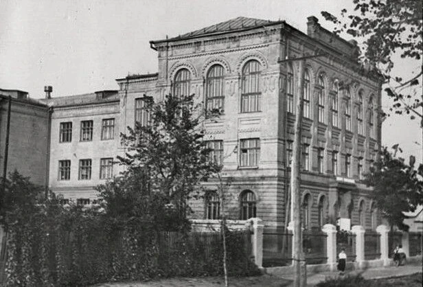 Здание бывшей женской гимназии, школа № 9, 1950-е годы.