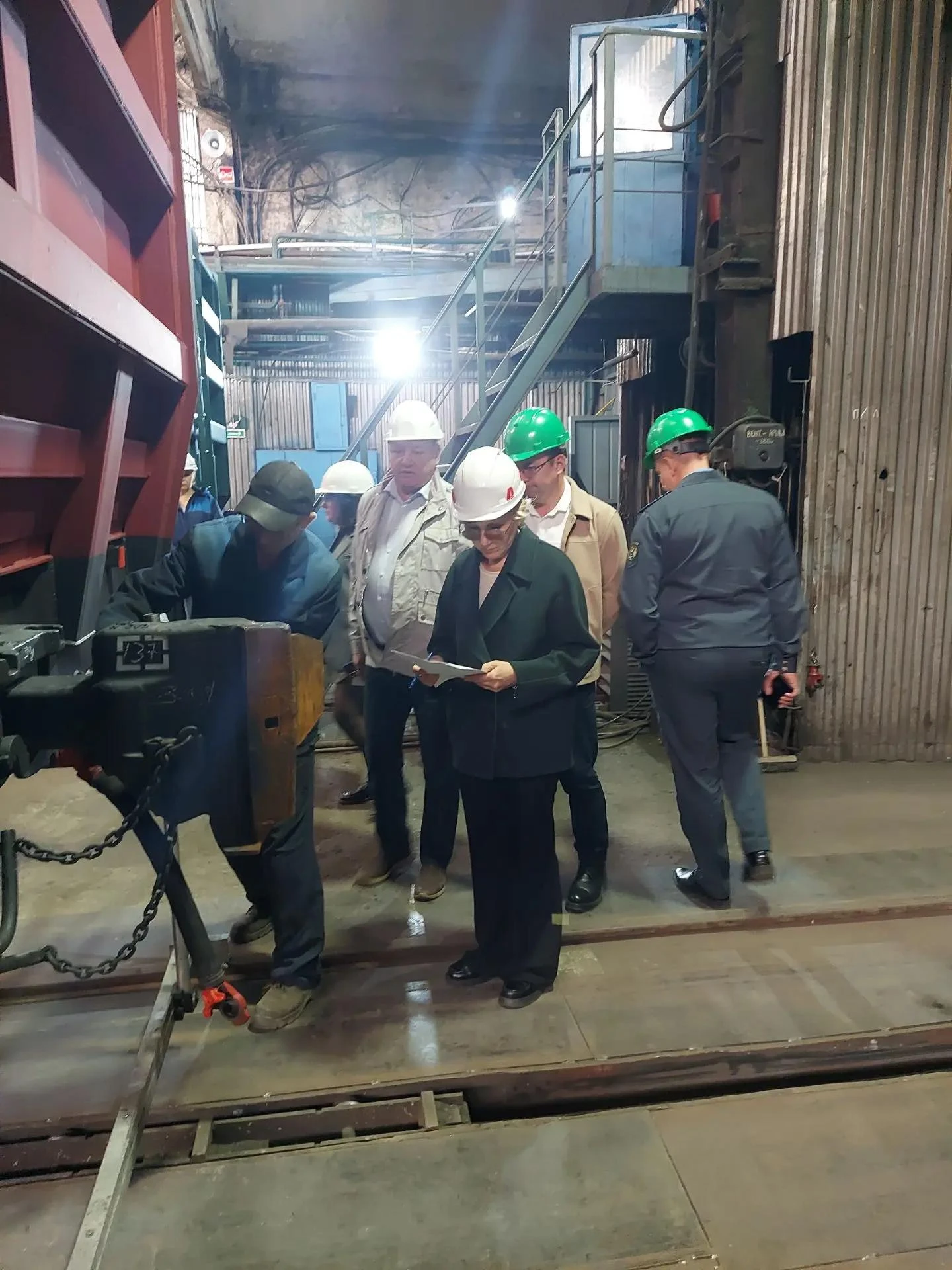 На Канашском вагоностроительном заводе состоялась приёмка нового полувагона модели 12-1...