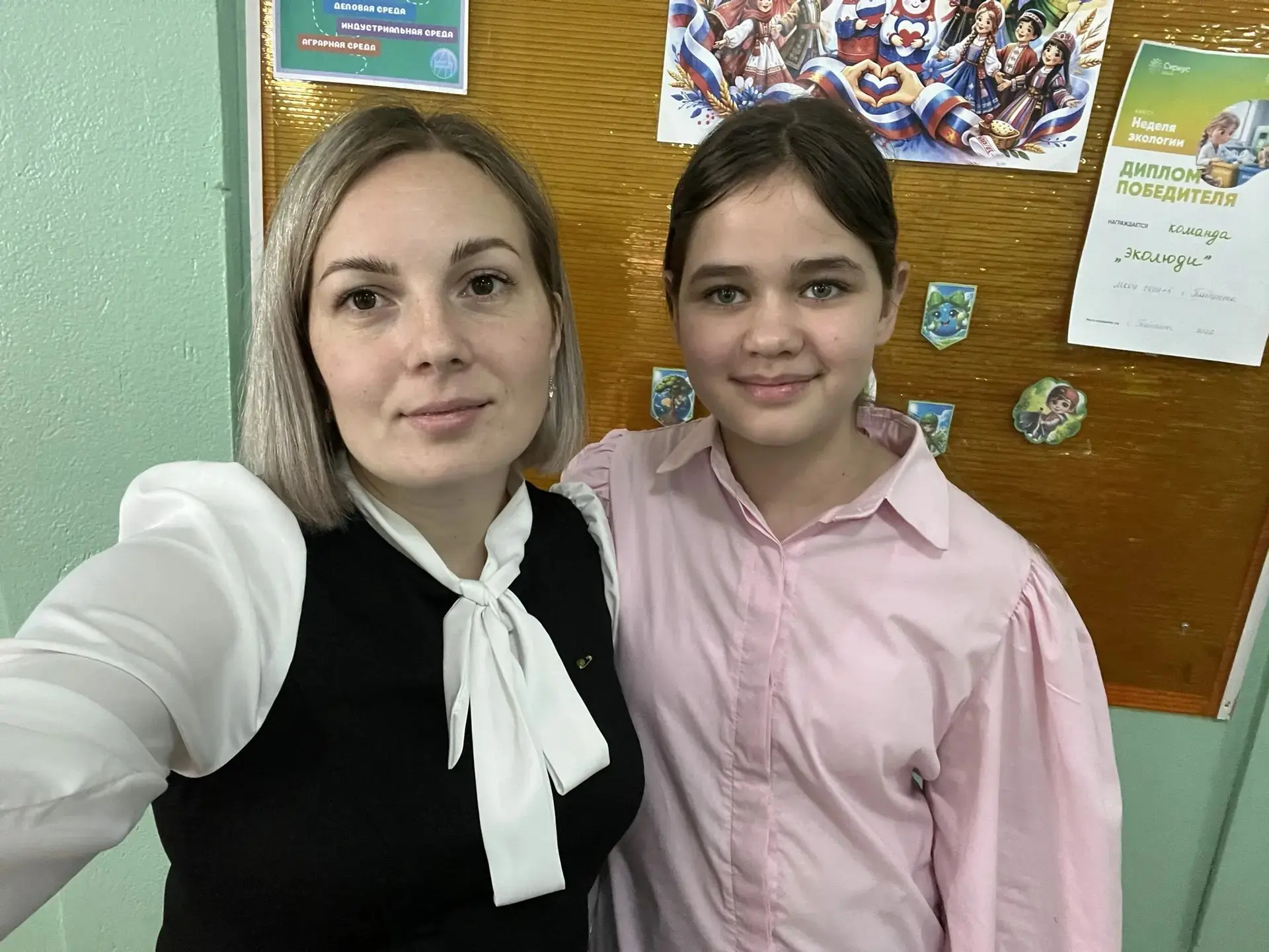 В нашей школе прошла тёплая акция "Селфи с любимым Учителем!", приуроченная к Дню Учителя!