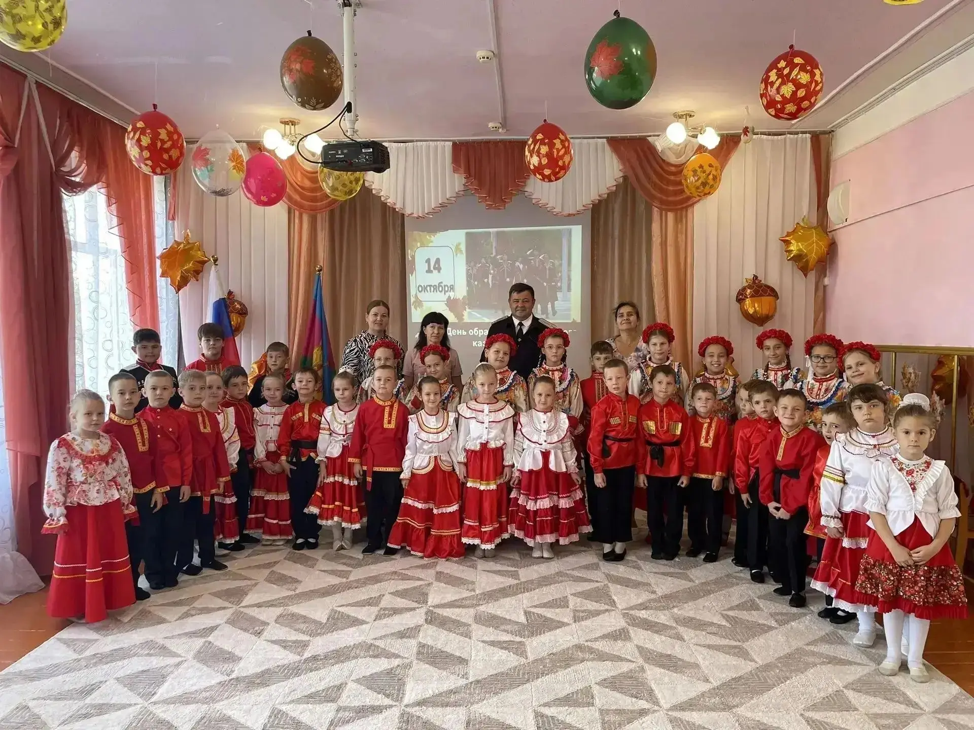 Возвращение в родные стены: «Белоглинские казачата» спели для малышей