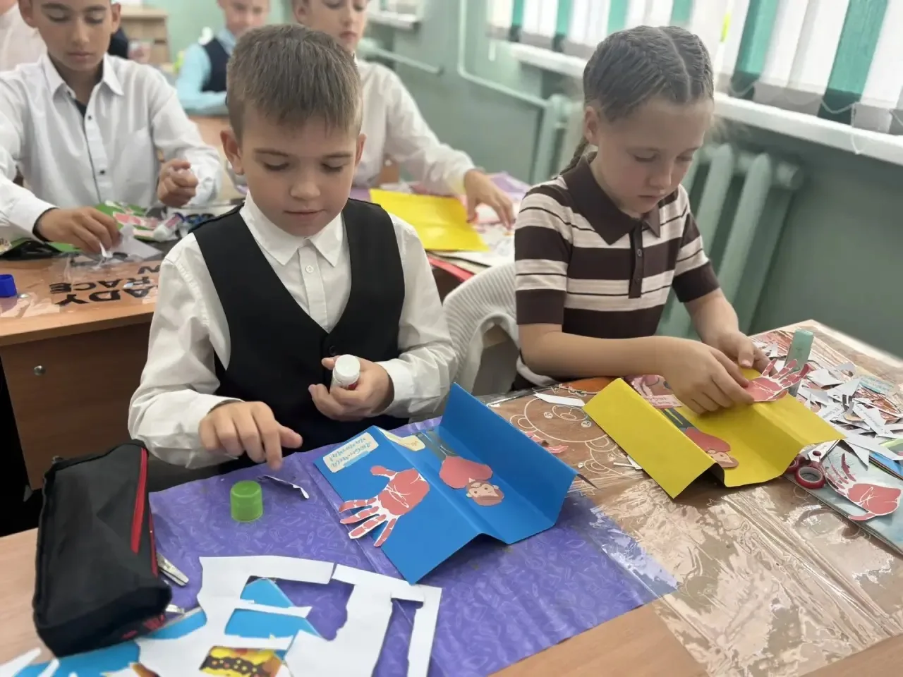 Учащиеся 4 «К» класса подготовили открытки ко Дню Отца.🌠
