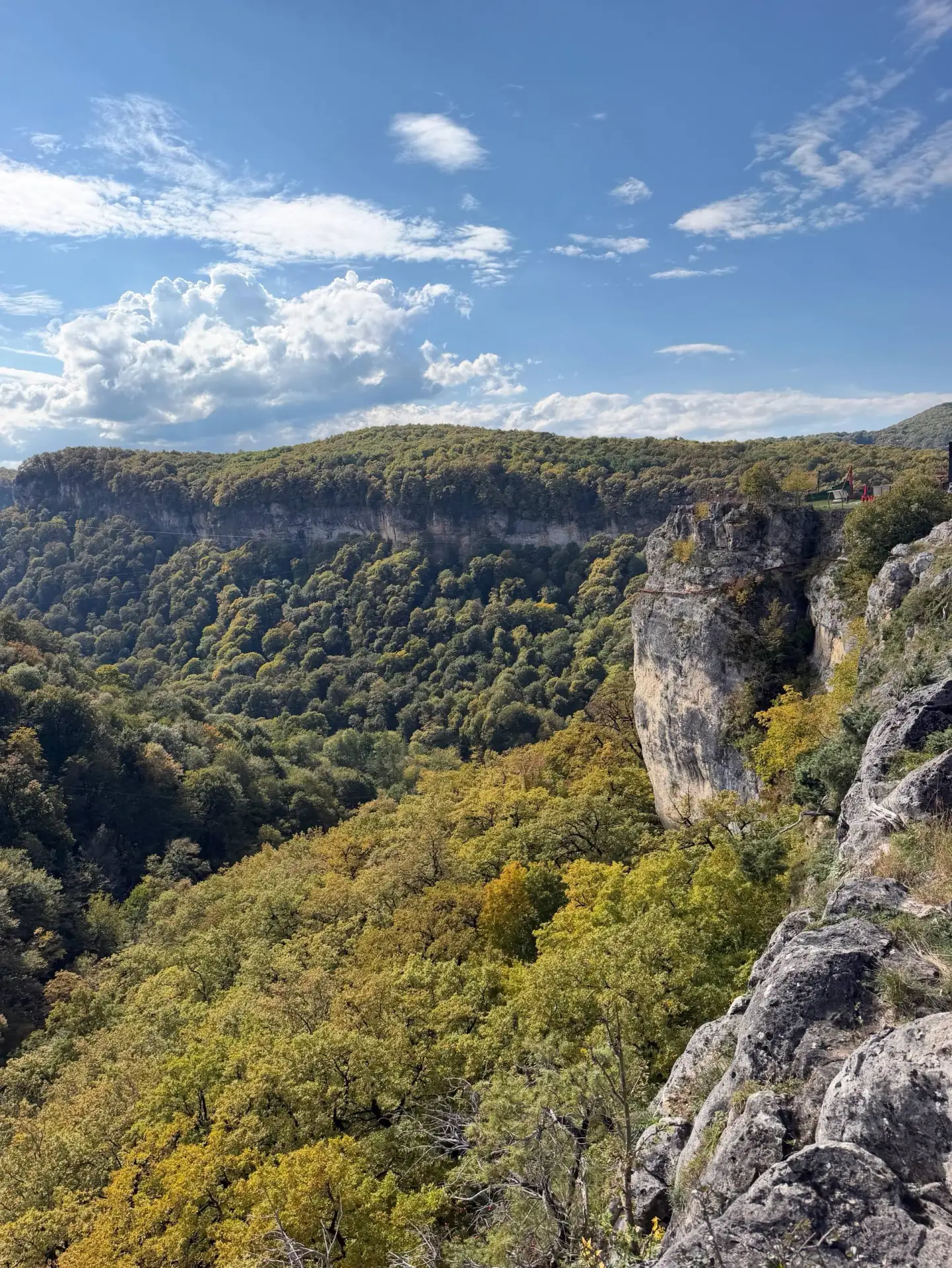 На обрыве виден экстрим парк