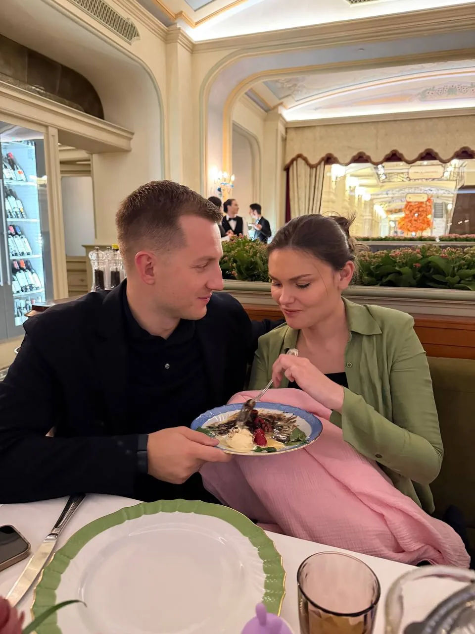 Любовь — это... делить на двоих вкусные пирожные и днём, и вечером ♥️