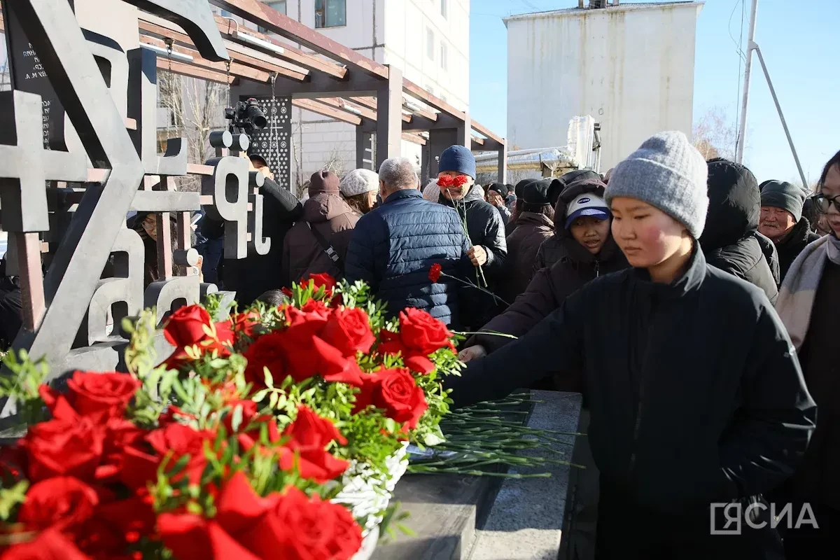 ⚡️ В День учителя в Якутске возложили цветы к памятнику народного учителя СССР Михаила ...