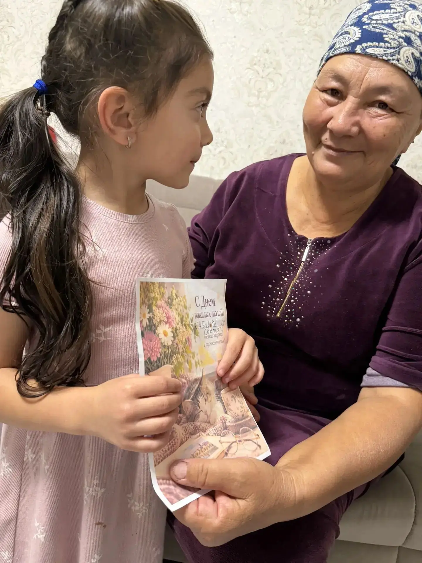 Сегодня, 1 октября, дети старшей группы поздравляют своих бабушек с днем доброты и уваж...