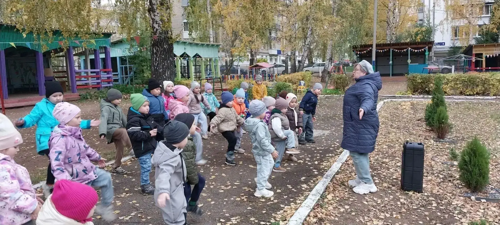 Утренняя зарядка в детском саду N20 "Сказка" проходит бодро, ярко и весело: под зажигат...