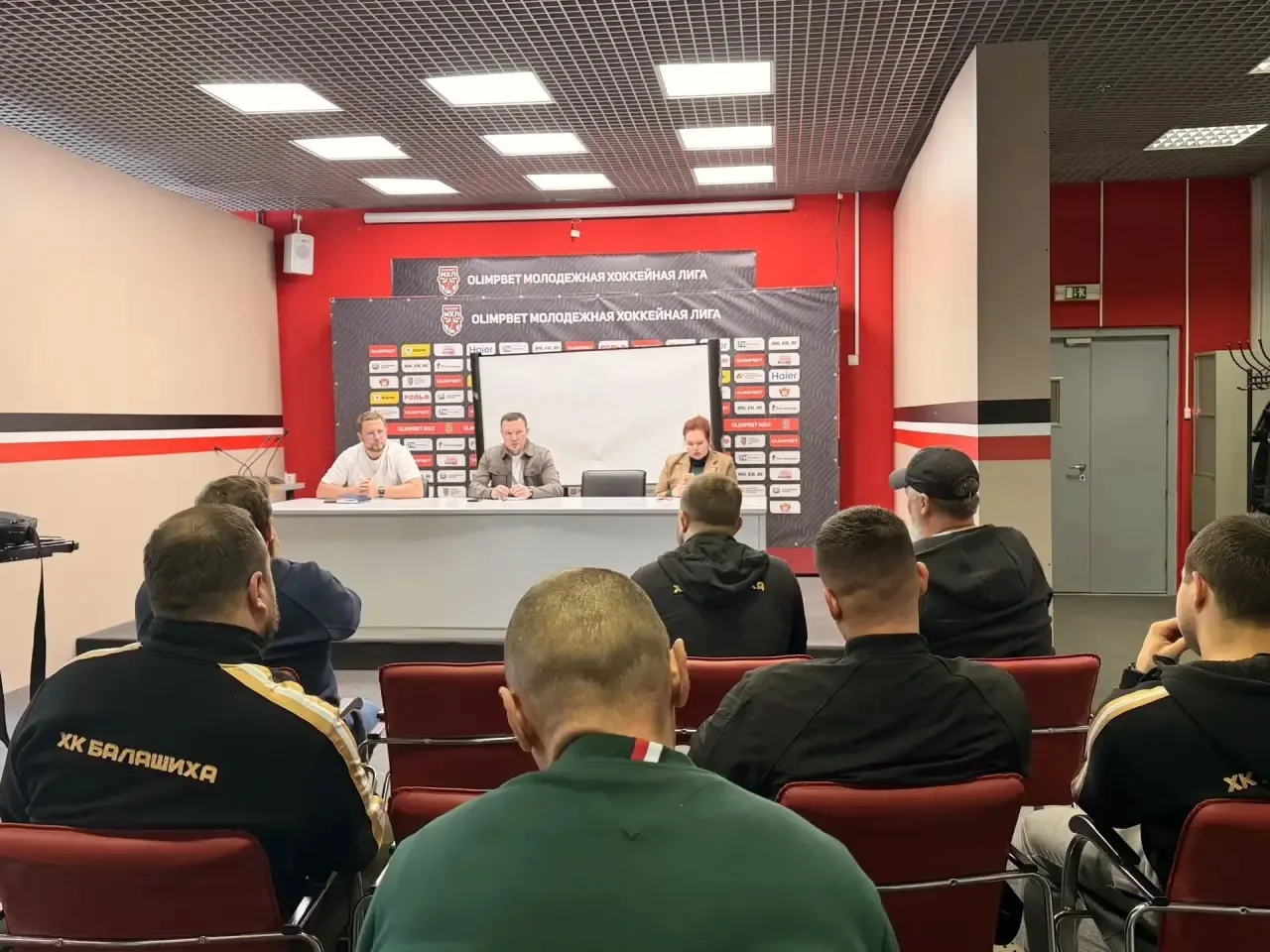 🏒 Сегодня провёл тренерско-преподавательское собрание отделения хоккея.