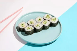 Суши с русским акцентом: почему курица и чеснок уверенно вытесняют лосось из наших тарелок