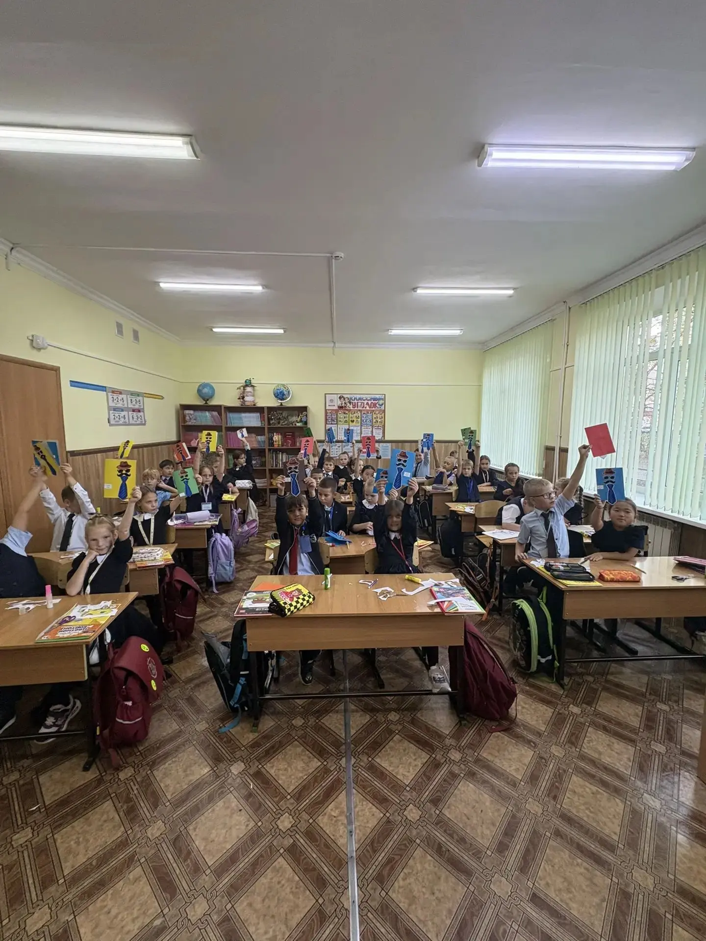 👨‍👧‍👦 Тепло отцовских рук: открытки с любовью