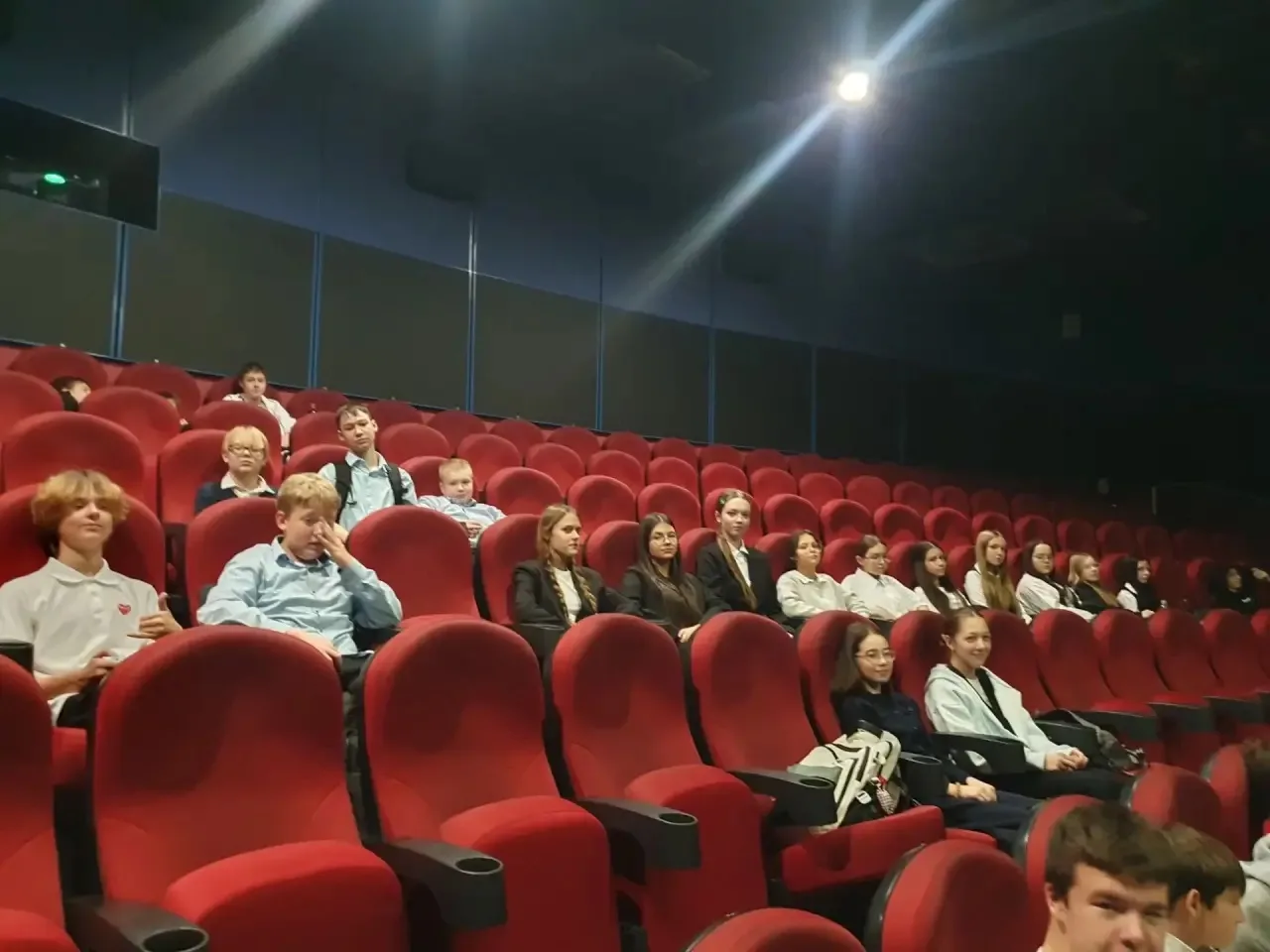 Сегодня, 14 октября, ребята 8Б и 7В классов посетили  кинотеатр "Волжский" и  посмотрел...