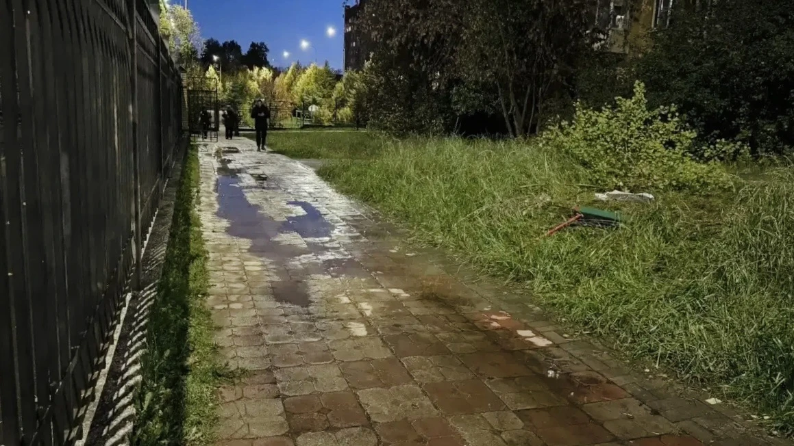 У школы № 28 в районе стадиона работают специалисты ТСК «Мосэнерго» и коммунальные служ...