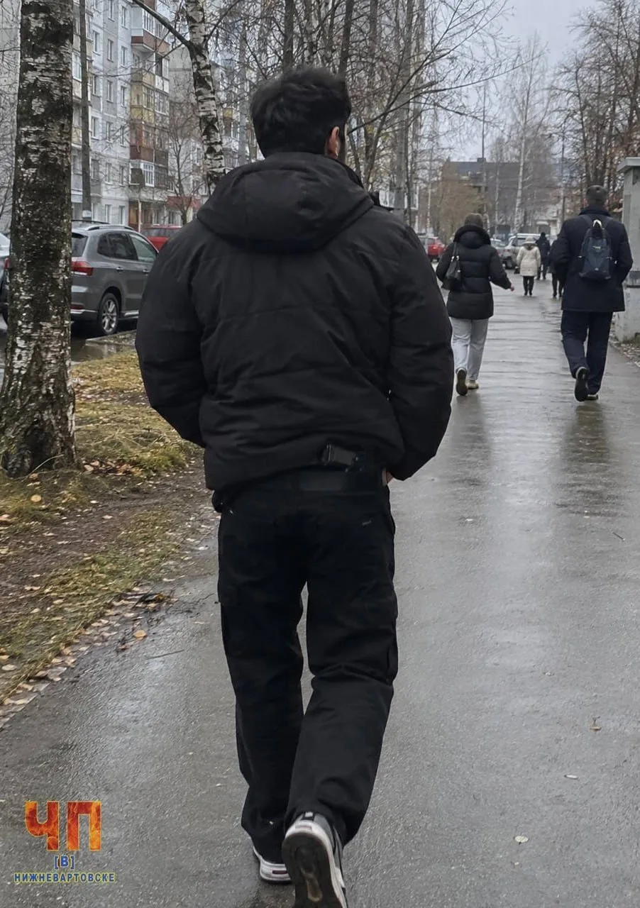 Нормально ли, что по городу ходят люди с пистолетами за поясом? В России вообще работаю...