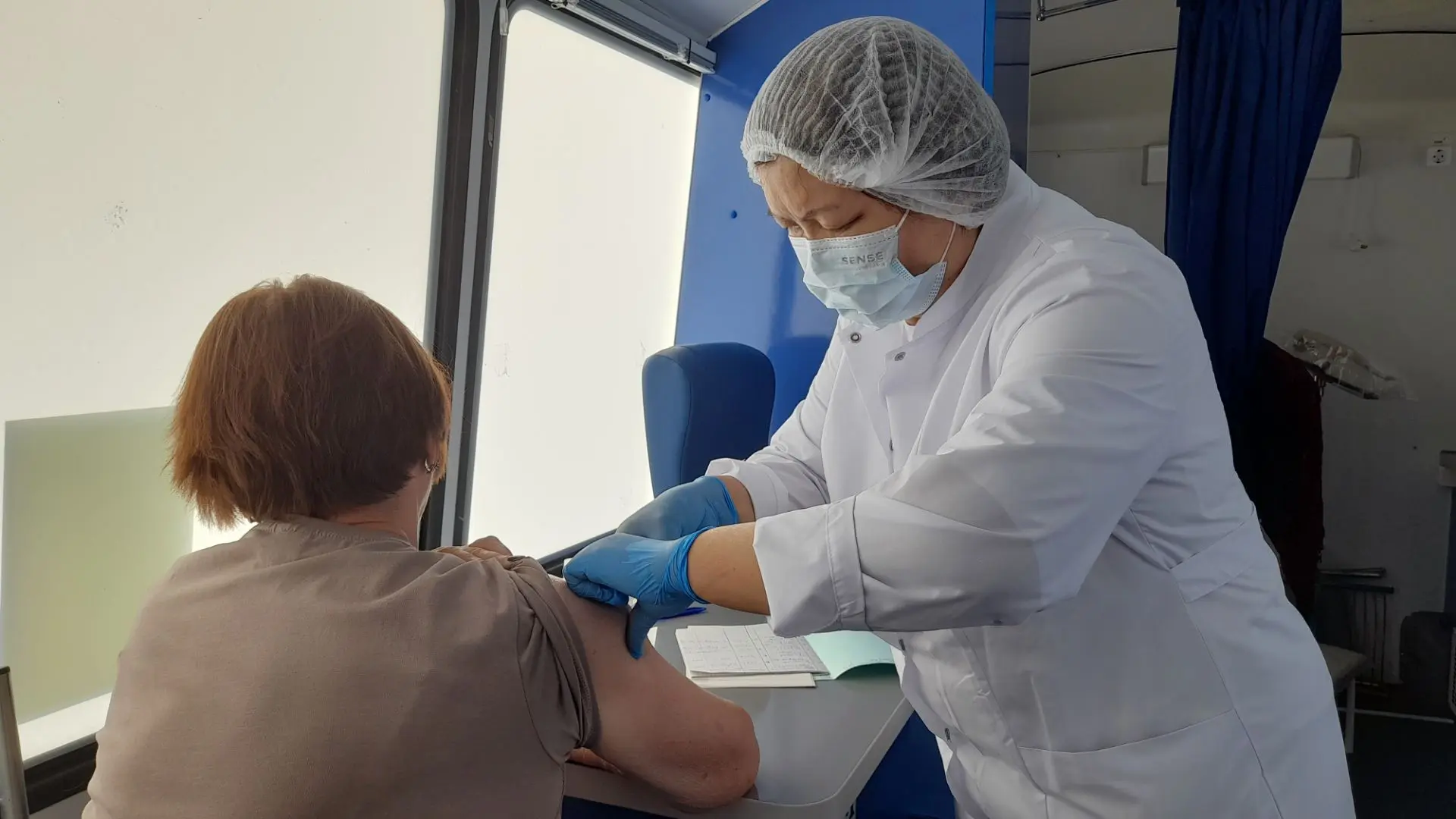 Сегодня на рынке выездную вакцинацию провела медсестра Кермен Дюгидова.