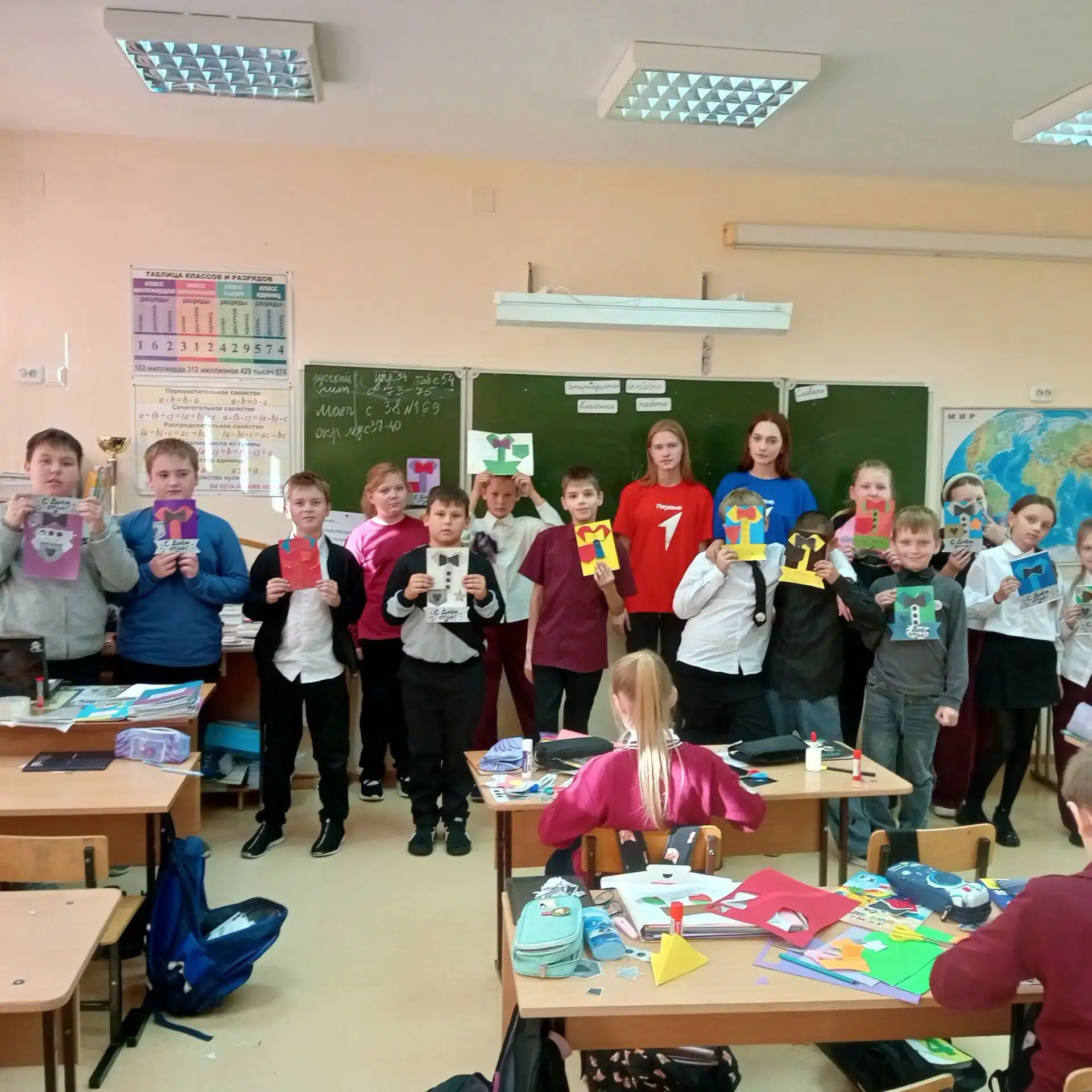 На этой неделе для учащихся 4 А класса прошёл мастер‑класс по изготовлению открыток ко ...
