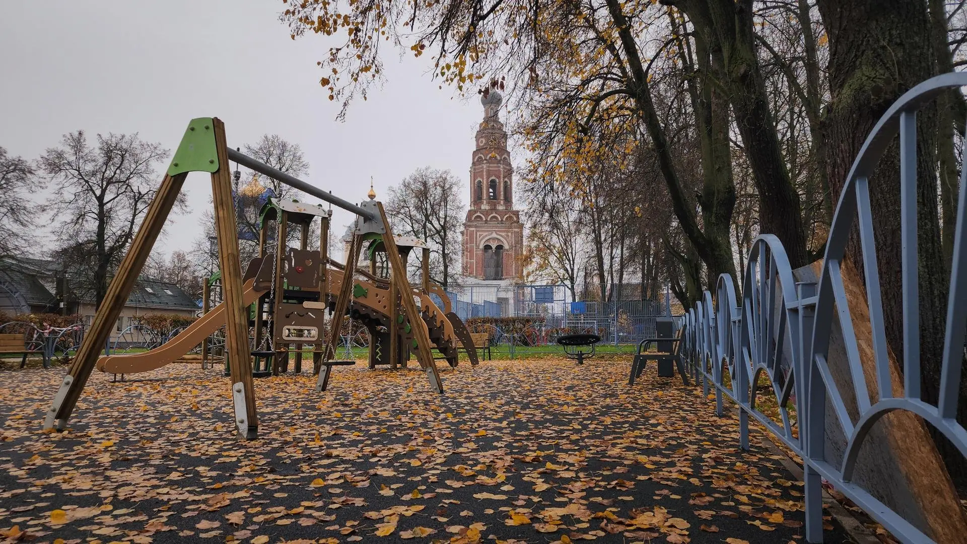 В Бронницах близится к завершению благоустройство малой общественной территории — сквер...