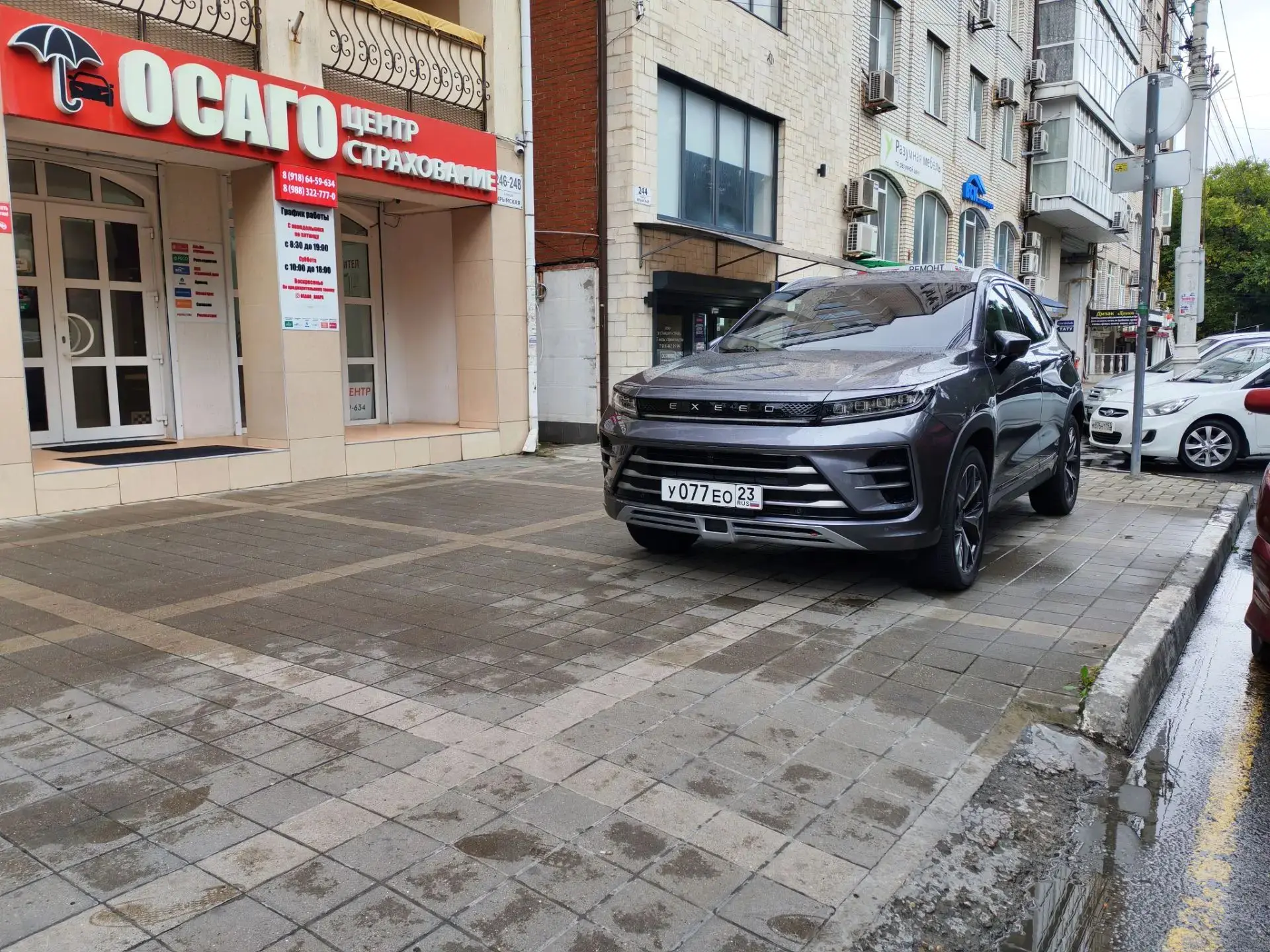🚗 Тротуар или парковка? В Анапе водители занимают пешеходную зону