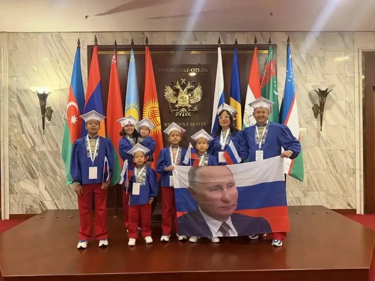🇷🇺 Семья Боктаевых получила награду всероссийского конкурса «Семья года 2026» в Кремле.