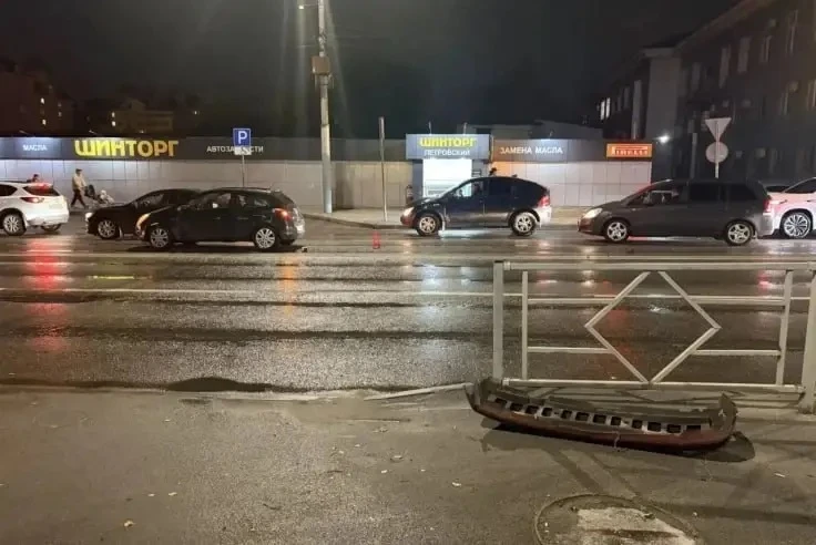 ⚡️ В Липецке водитель ВАЗа собрал «паровозик» из пяти припаркованных машин — пострадал ...