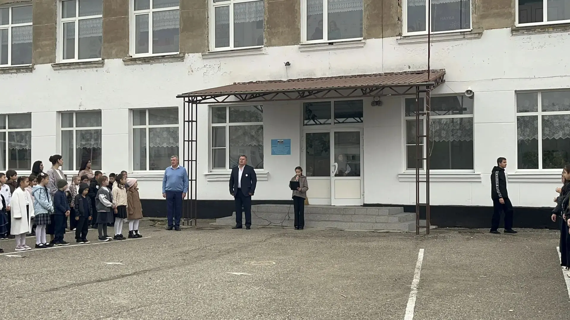Сегодняшнее утро в нашей школе началось по-особенному! ☀️🇷🇺