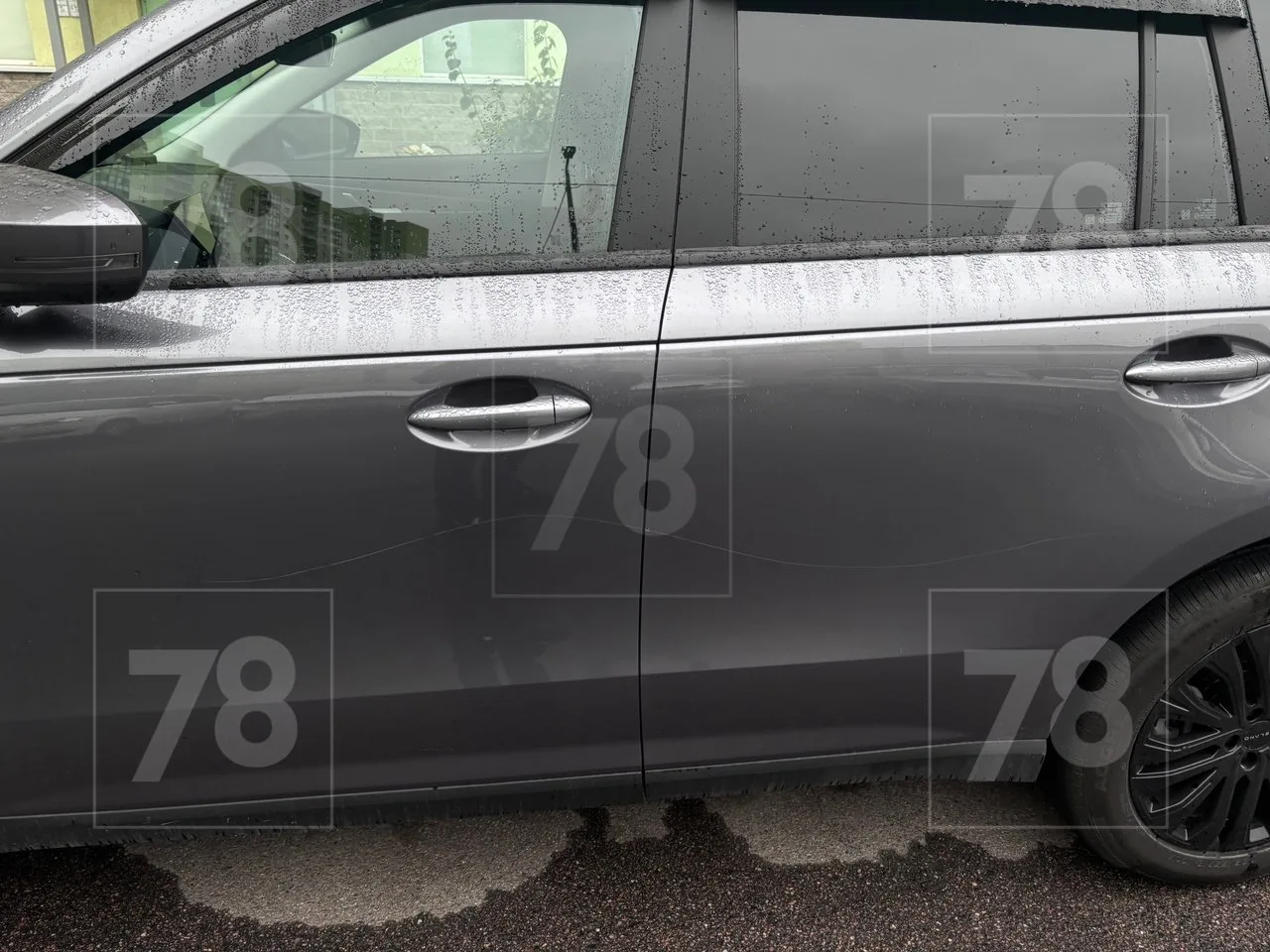 Жители ЖК «Новая Охта» разыскивают вандала, поцарапавшего несколько автомобилей