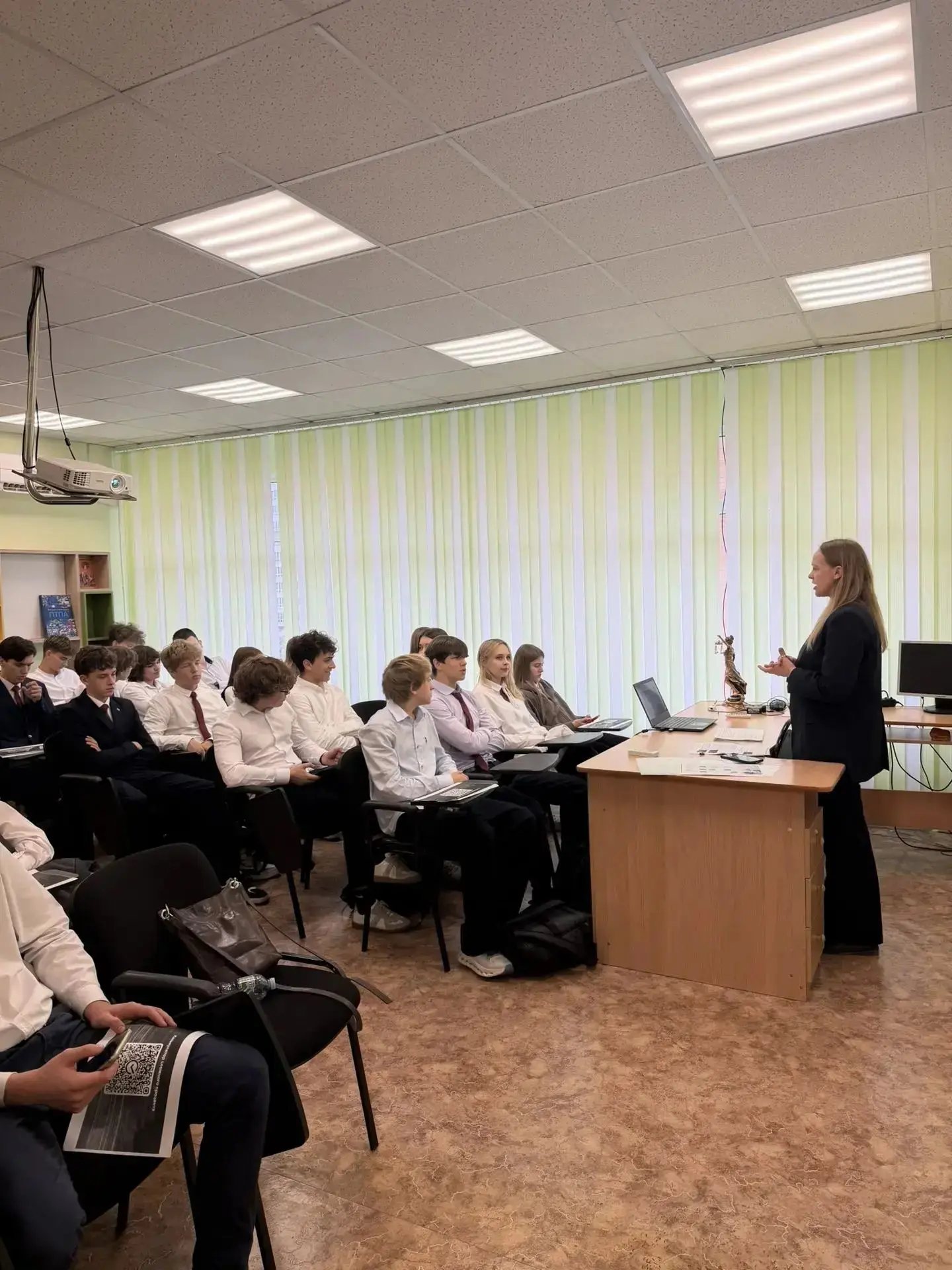 🎓 Инвестируй по-взрослому: десятые классы погрузились в мир финансов.