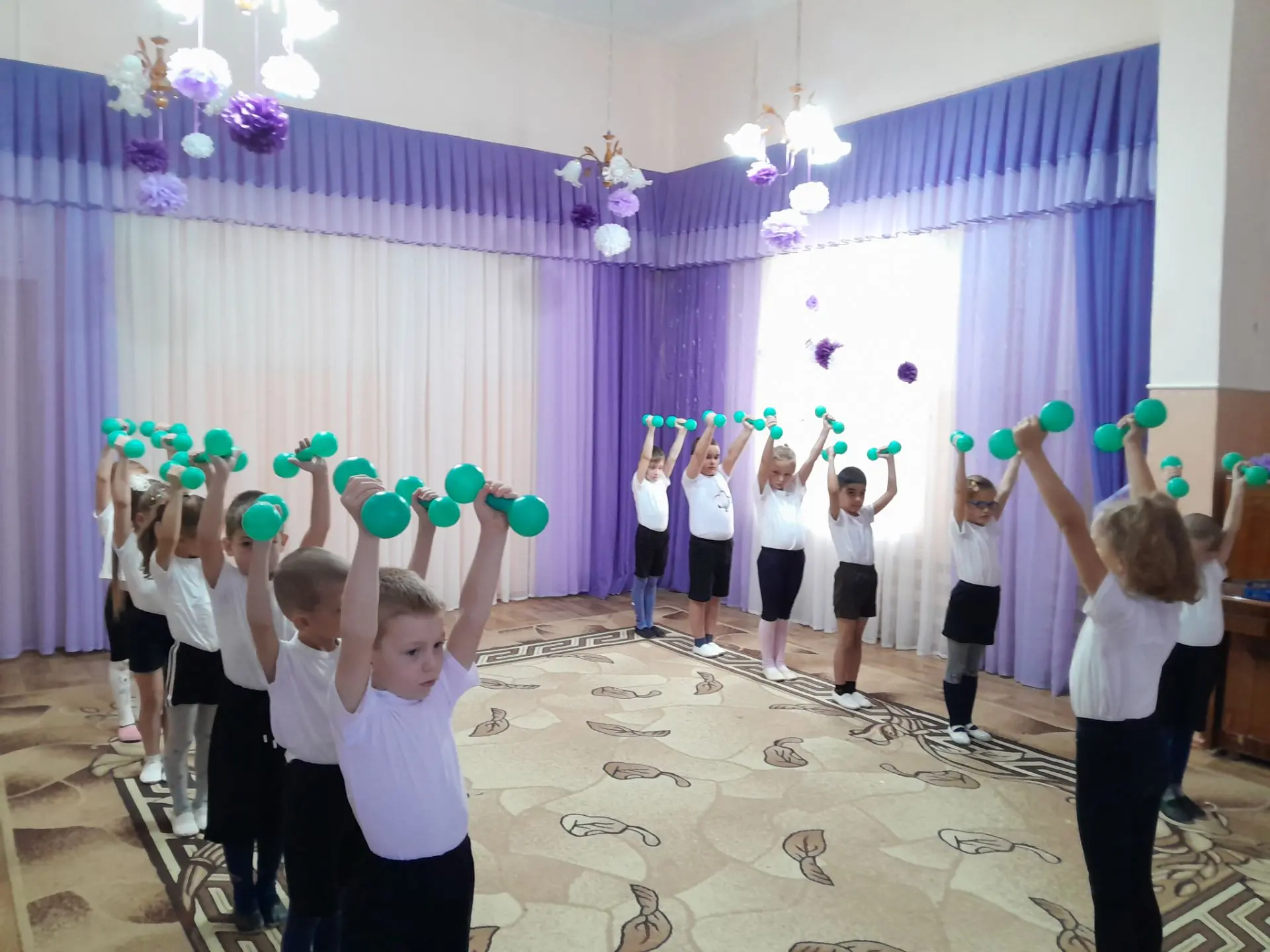 Физическое развитие в подготовительной группе "Звёздочки " учились выполнять основные у...