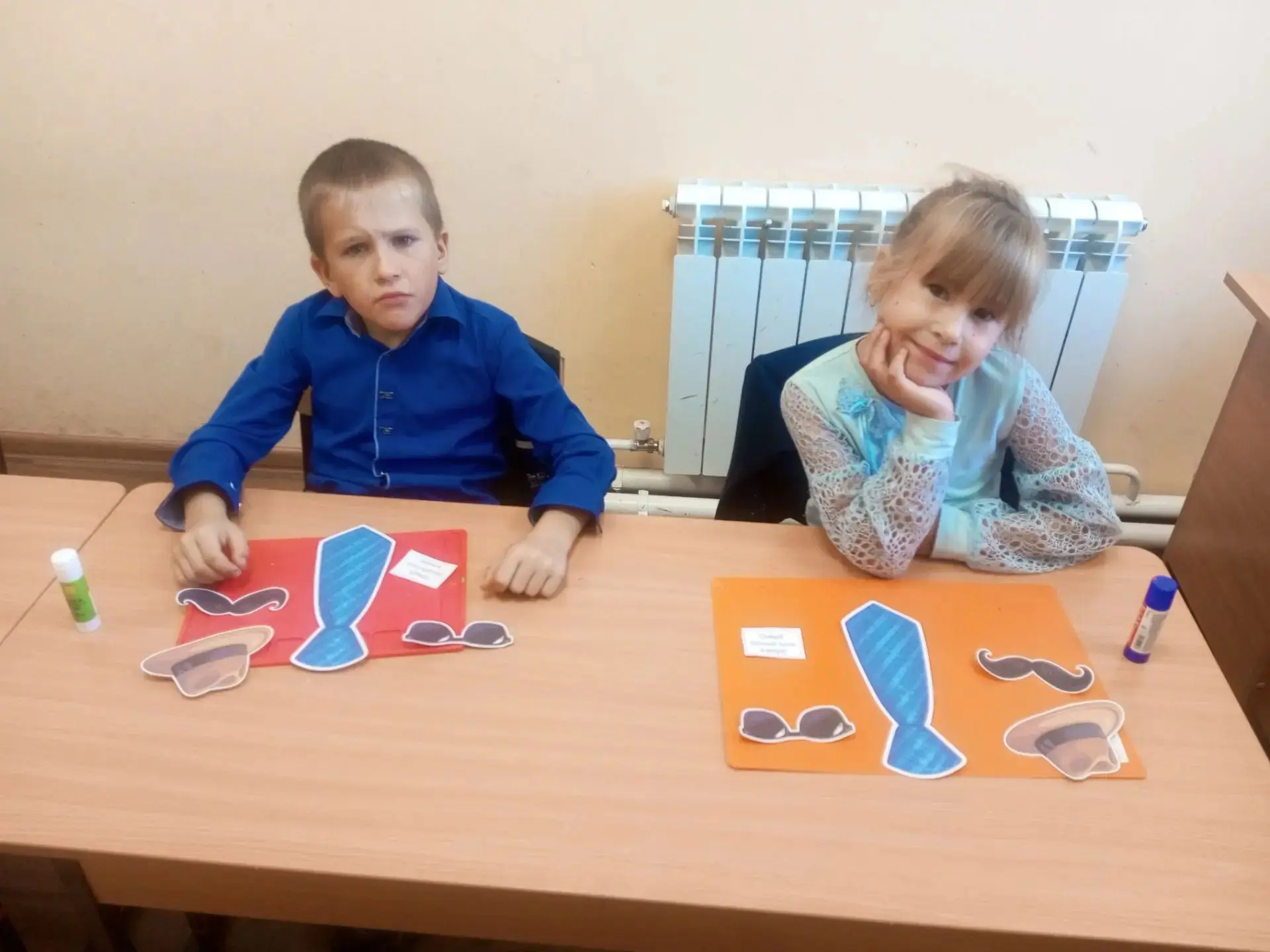 Подарок для главного героя: первоклассники мастерят открытки для пап!👫