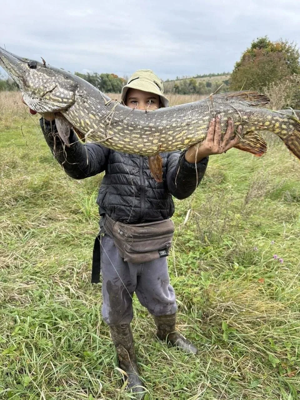 🎣 10-летний мальчик из Ефремова поймал огромную щуку весом 7 кг.