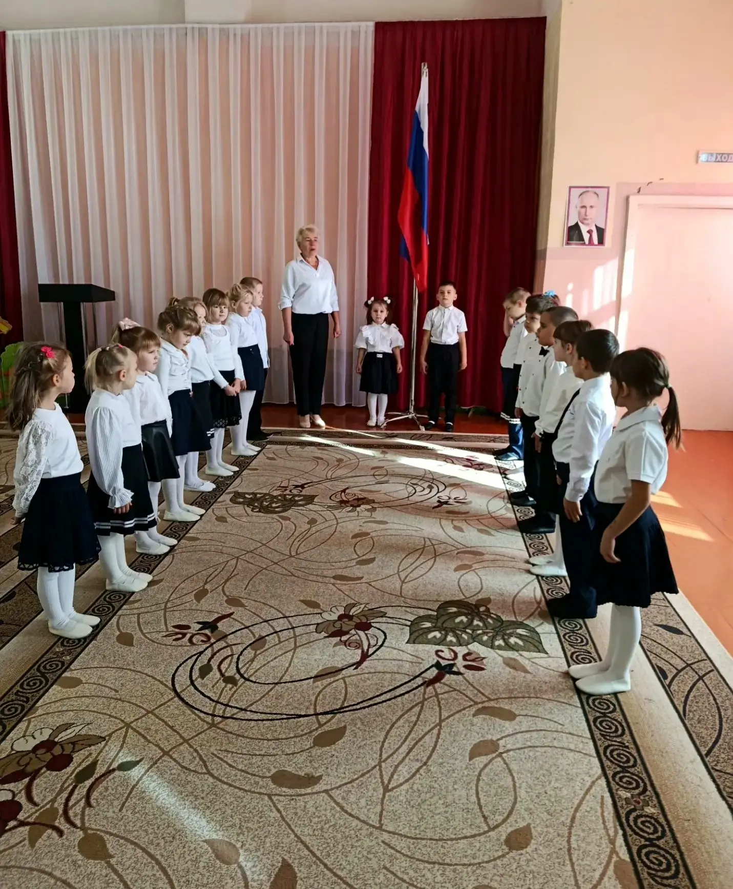 🇷🇺 Особенно торжественно прошло сегодня поднятие государственного флага в нашем детск...