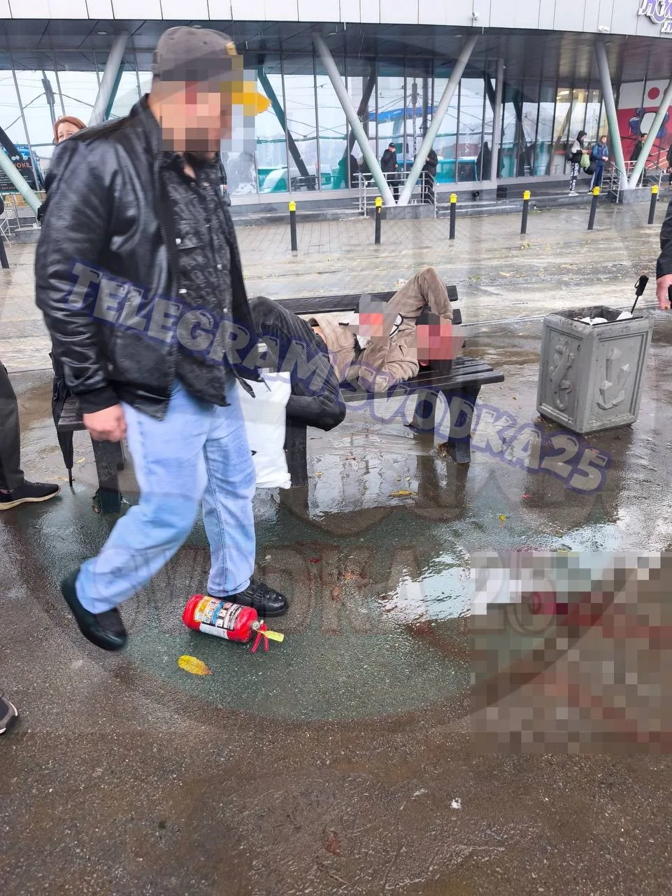 Во Владивостоке подростки избили водителя автобуса и выстрелили в него из травматическо...