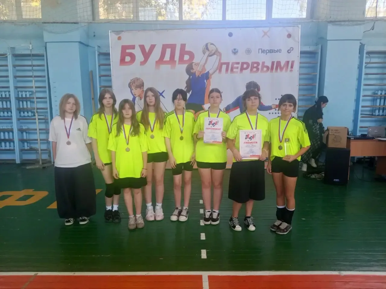 🥉Активистки Движения первых Алчевской социально-экономической гимназии, они же участни...