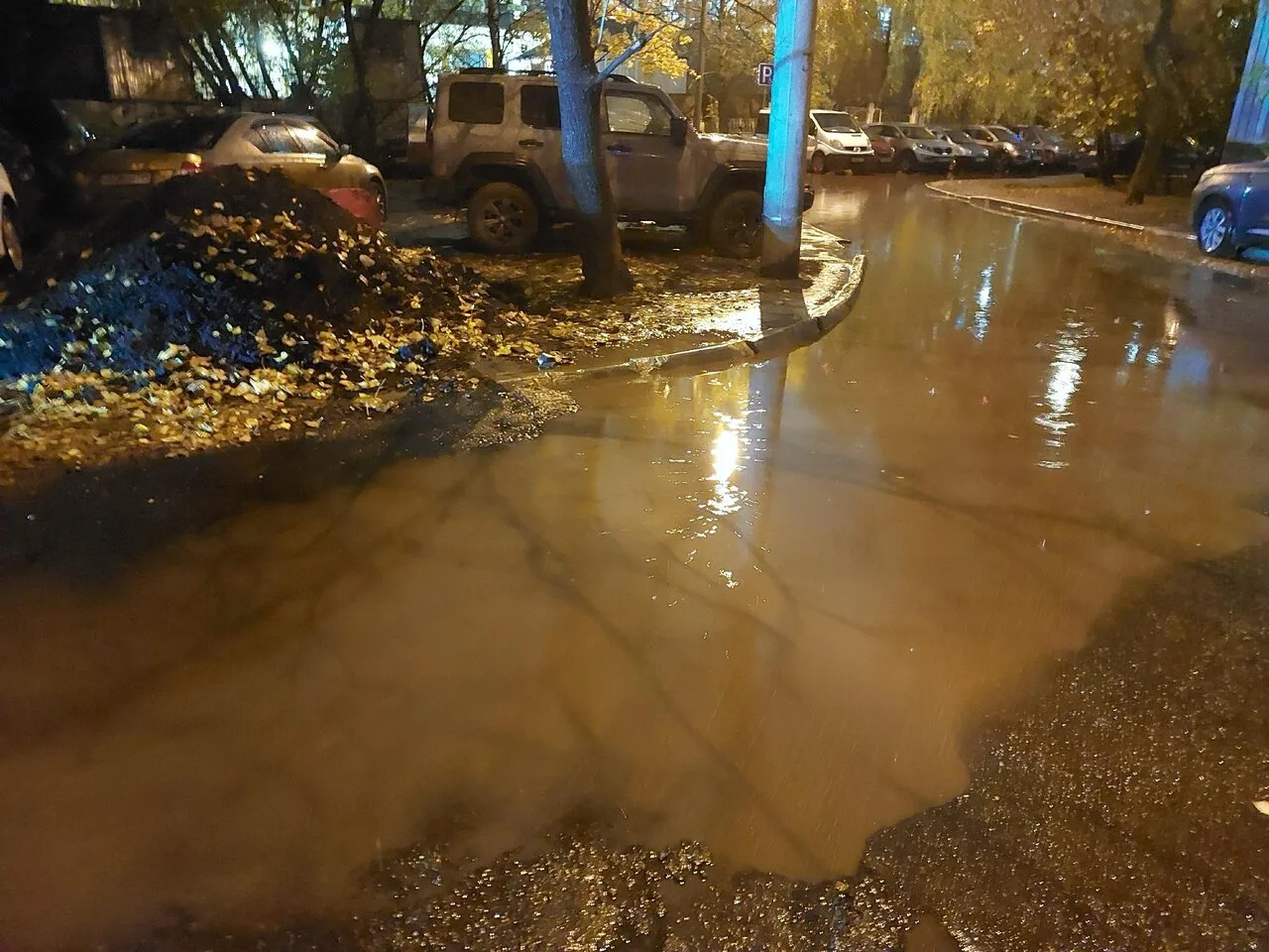 💦 Жители сообщают, что после ремонта дороги по соседству в их дворе начала образовыват...