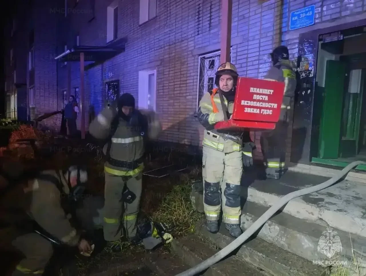 В Усть-Куте пожарные спасли 11 человек из горящей пятиэтажки.