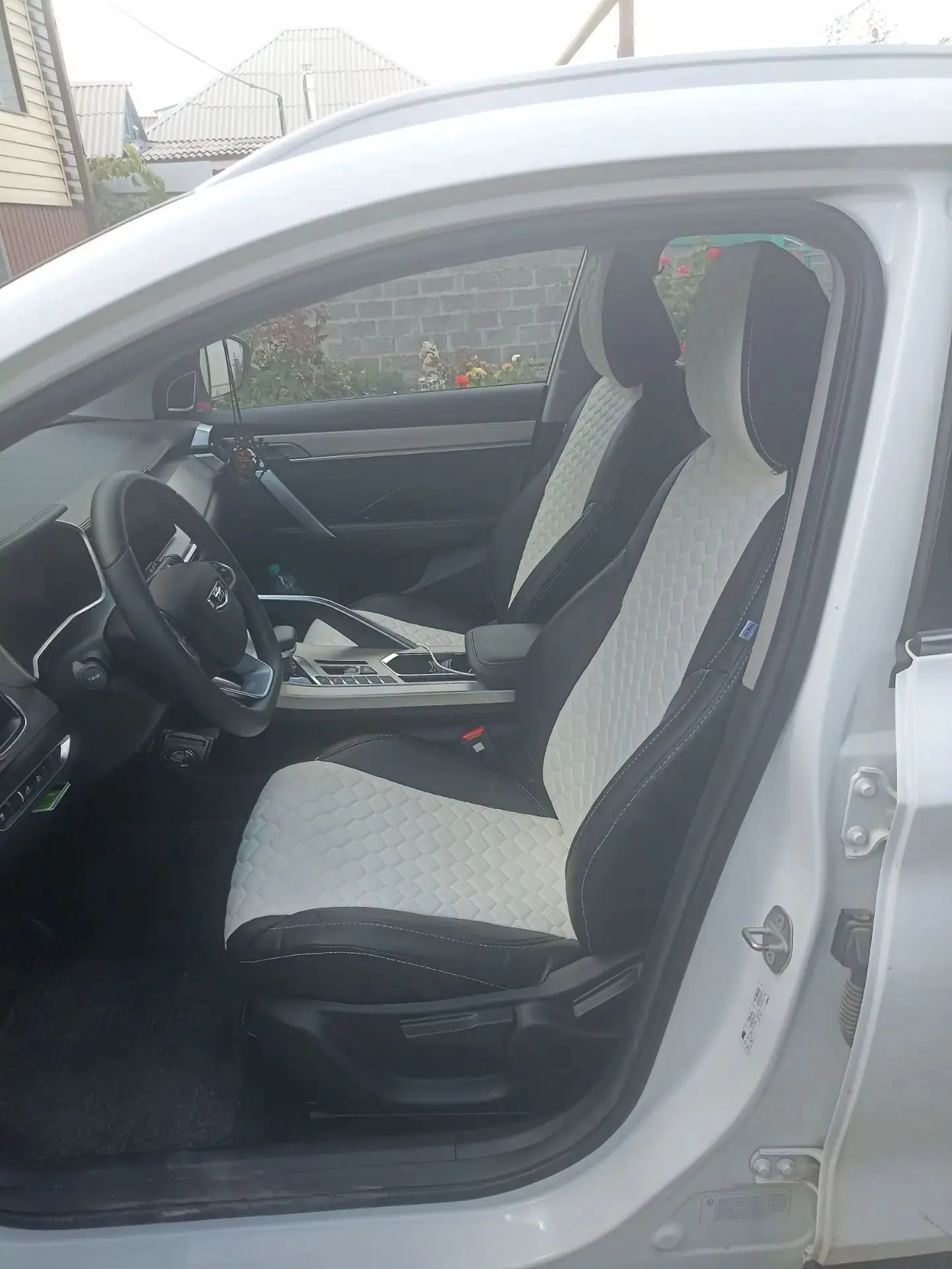 Занимаюсь перетяжкой автомобильных рулей и установкой авто чехлов на сиденья!По городу ...